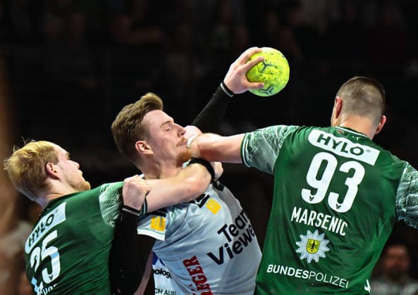 27.12.2025, xlakx, Handball Daikin HBL, Fuechse Berlin - FRISCH AUF! Göppingen v.l. Matthes Langhoff (Fuechse Berlin), Erik Persson (FRISCH AUF! Goeppingen), Mijajlo Marsenic (Fuechse Berlin) Zweikampf, Duell, Kampf, tackle Berlin