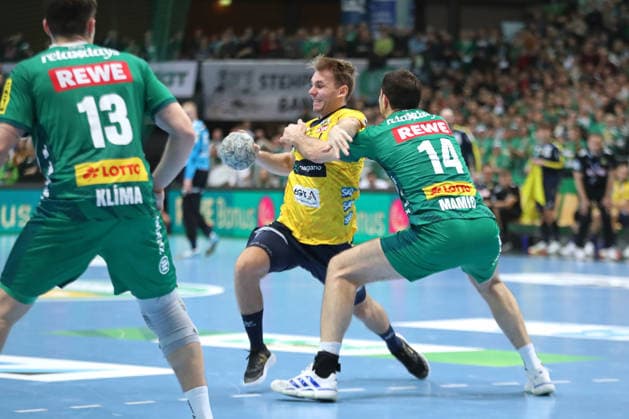 Handball DAIKIN HBL, SC DHfK Leipzig - Rhein-Neckar Löwen; 27.12.2025 Mathias Larson (4, Rhein-Neckar Löwen) gegen Marko Mamic (14, SC DHfK Leipzig). Handball, DAIKIN HBL, 1. Bundesliga, Saison 2025 2026, 19. Spieltag: SC DHfK Leipzig vs. Rhein-Neckar Löwen am 27.12.2025 in der Quarterback Immobilien Arena Leipzig. Copyright: xBEAUTIFULxSPORTS JanxKaeferx