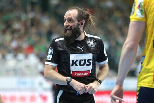 Handball DAIKIN HBL, SC DHfK Leipzig - Rhein-Neckar Löwen; 27.12.2025 Schiedsrichter Marcus Hurst. Handball, DAIKIN HBL, 1. Bundesliga, Saison 2025 2026, 19. Spieltag: SC DHfK Leipzig vs. Rhein-Neckar Löwen am 27.12.2025 in der Quarterback Immobilien Arena Leipzig. Copyright: xBEAUTIFULxSPORTS JanxKaeferx