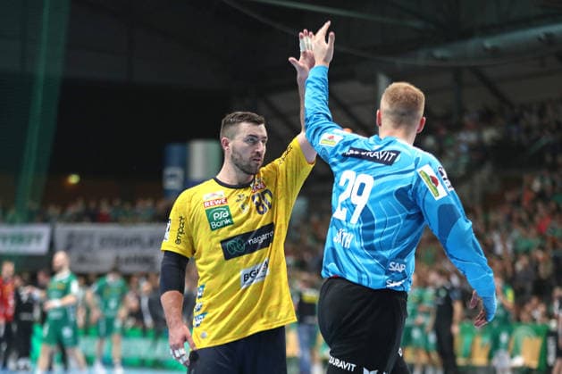 Handball DAIKIN HBL, SC DHfK Leipzig - Rhein-Neckar Löwen; 27.12.2025 Jannik Kohlbacher (80, Rhein-Neckar Löwen) klatscht mit Torwart David Späth (29, Rhein-Neckar Löwen) ab. Handball, DAIKIN HBL, 1. Bundesliga, Saison 2025 2026, 19. Spieltag: SC DHfK Leipzig vs. Rhein-Neckar Löwen am 27.12.2025 in der Quarterback Immobilien Arena Leipzig. Copyright: xBEAUTIFULxSPORTS JanxKaeferx