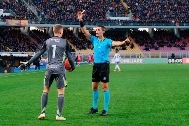 Jean Butez of Como 1907 receives a yellow card during US Lecce vs Como 1907, Italian soccer Serie A match in Lecce, Italy, December 27 2025  Copyright: xEmmanuelexMastrodonato IPAxSportx xipa-agency.netx xx IPA_69505857 IPA_Agency_IPA69505857