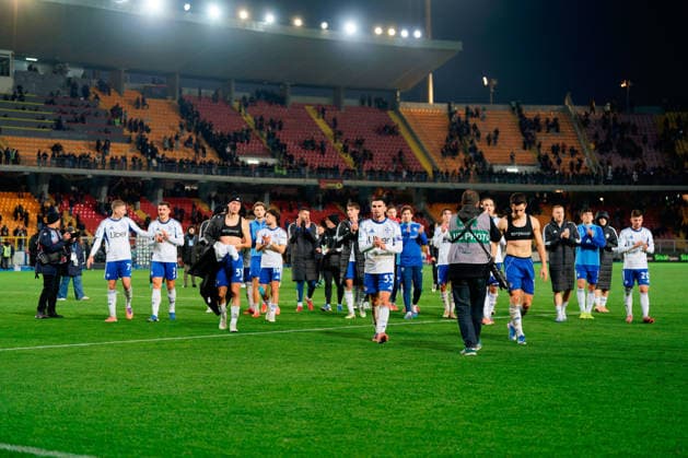 the Como 1907 players applauds fans during US Lecce vs Como 1907, Italian soccer Serie A match in Lecce, Italy, December 27 2025  Copyright: xEmmanuelexMastrodonato IPAxSportx xipa-agency.netx xx IPA_69505878 IPA_Agency_IPA69505878