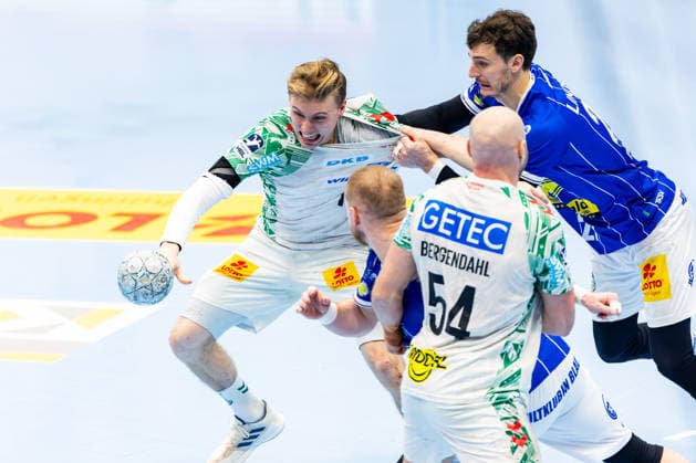 27.12.2025, GER, Handball, Maenner, Saison 25 26, Daikin 1.Bl, 19.Spieltag, ThSV Eisenach - SC Magdeburg Gisli Thorheir Kristjansson (SC Magdeburg), Phillip Meyer (ThSV Eisenach,27) 99817 Eisenach Werner-Assmann-Halle Am Sportp Thueringen Deutschland