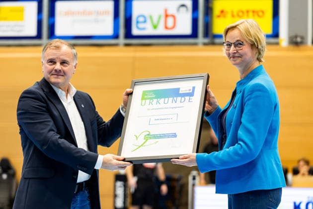 27.12.2025, GER, Handball, Maenner, Saison 25 26, Daikin 1.Bl, 19.Spieltag, ThSV Eisenach - SC Magdeburg Shpetim Alaj (ThSV Eisenach, Praesident) erhält von Katja Wolf (Thüringer Finanzministerin, BSW) eine Urkunde für Ehrenamtliches Engagement 99817 Eisenach Werner-Assmann-Halle Am Sportp Thueringen Deutschland