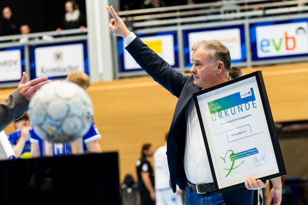 27.12.2025, GER, Handball, Maenner, Saison 25 26, Daikin 1.Bl, 19.Spieltag, ThSV Eisenach - SC Magdeburg Shpetim Alaj (ThSV Eisenach, Praesident) erhält von Katja Wolf (Thüringer Finanzministerin, BSW) eine Urkunde für Ehrenamtliches Engagement 99817 Eisenach Werner-Assmann-Halle Am Sportp Thueringen Deutschland