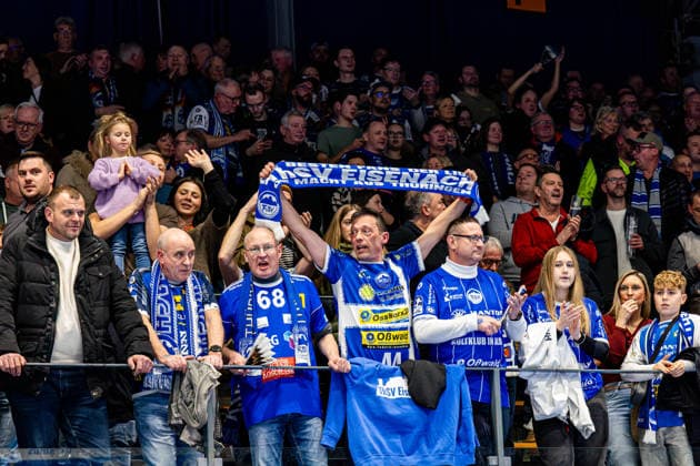 27.12.2025, GER, Handball, Maenner, Saison 25 26, Daikin 1.Bl, 19.Spieltag, ThSV Eisenach - SC Magdeburg Feature Impression zeigt die Fans des ThSV Eisenach beim Jubel Klatschen mit einem Fanschal auf der Tribuene 99817 Eisenach Werner-Assmann-Halle Am Sportp Thueringen Deutschland