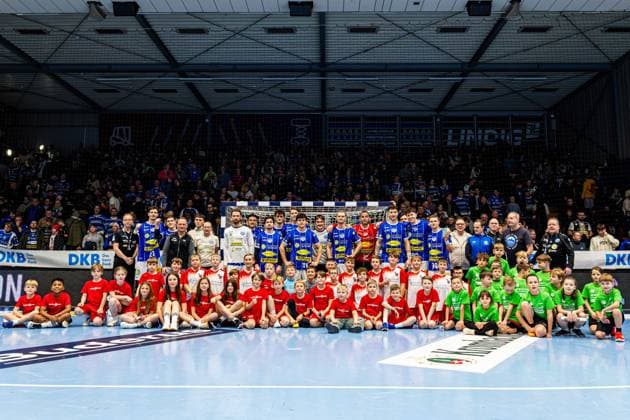 27.12.2025, GER, Handball, Maenner, Saison 25 26, Daikin 1.Bl, 19.Spieltag, ThSV Eisenach - SC Magdeburg Mannschaftsbild Gruppenbild Teamfoto für den Sponsor of the Day Colas Rail und gemeinsam mit den Einlaufkindern 99817 Eisenach Werner-Assmann-Halle Am Sportp Thueringen Deutschland