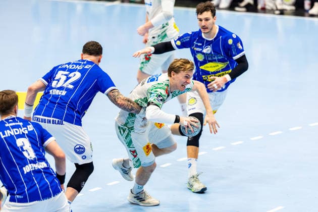 27.12.2025, GER, Handball, Maenner, Saison 25 26, Daikin 1.Bl, 19.Spieltag, ThSV Eisenach - SC Magdeburg Justin Kurch (ThSV Eisenach,52), Gisli Thorheir Kristjansson (SC Magdeburg) 99817 Eisenach Werner-Assmann-Halle Am Sportp Thueringen Deutschland