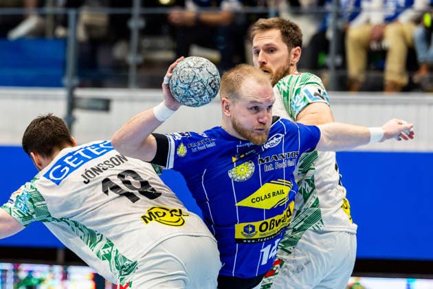 27.12.2025, GER, Handball, Maenner, Saison 25 26, Daikin 1.Bl, 19.Spieltag, ThSV Eisenach - SC Magdeburg Elvar Oern Jonsson (SC Magdeburg), Peter Walz (ThSV Eisenach,14) 99817 Eisenach Werner-Assmann-Halle Am Sportp Thueringen Deutschland
