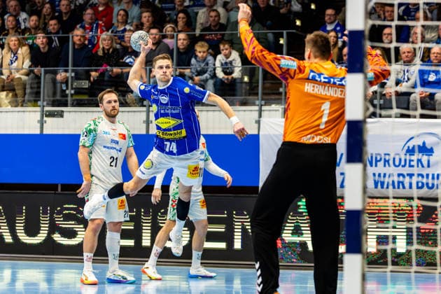 27.12.2025, GER, Handball, Maenner, Saison 25 26, Daikin 1.Bl, 19.Spieltag, ThSV Eisenach - SC Magdeburg Vincent Buechner (ThSV Eisenach,74) setzt sich gegen Albin Lagergren (SC Magdeburg) und Daniel Pettersson (SC Magdeburg) durch 99817 Eisenach Werner-Assmann-Halle Am Sportp Thueringen Deutschland