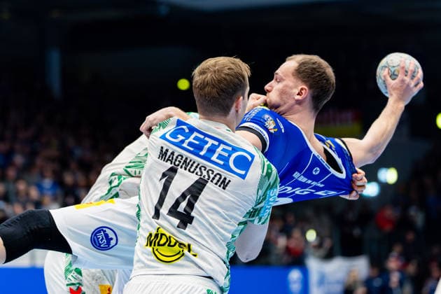 27.12.2025, GER, Handball, Maenner, Saison 25 26, Daikin 1.Bl, 19.Spieltag, ThSV Eisenach - SC Magdeburg Omar Ingi Magnusson (SC Magdeburg), Fynn Hangstein (ThSV Eisenach,10) 99817 Eisenach Werner-Assmann-Halle Am Sportp Thueringen Deutschland