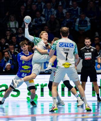 27.12.2025, GER, Handball, Maenner, Saison 25 26, Daikin 1.Bl, 19.Spieltag, ThSV Eisenach - SC Magdeburg Stephan Seitz (ThSV Eisenach,44), Gisli Thorheir Kristjansson (SC Magdeburg), Oskar Joelsson (ThSV Eisenach,3) 99817 Eisenach Werner-Assmann-Halle Am Sportp Thueringen Deutschland