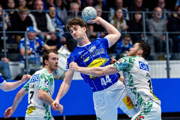 27.12.2025, GER, Handball, Maenner, Saison 25 26, Daikin 1.Bl, 19.Spieltag, ThSV Eisenach - SC Magdeburg Stephan Seitz (ThSV Eisenach,44), Elvar Oern Jonsson (SC Magdeburg) 99817 Eisenach Werner-Assmann-Halle Am Sportp Thueringen Deutschland