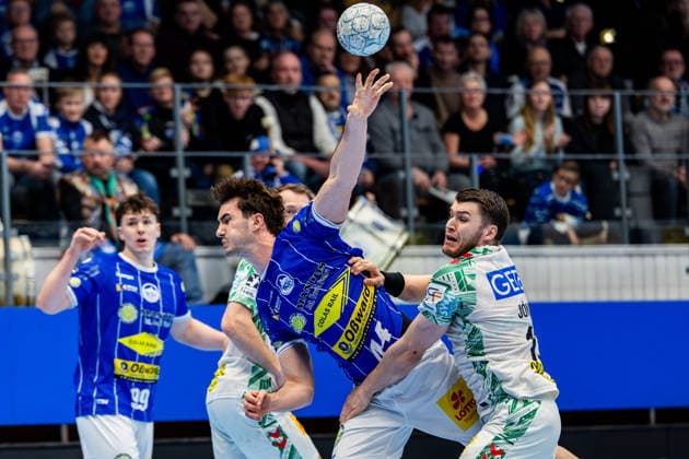 27.12.2025, GER, Handball, Maenner, Saison 25 26, Daikin 1.Bl, 19.Spieltag, ThSV Eisenach - SC Magdeburg Stephan Seitz (ThSV Eisenach,44), Elvar Oern Jonsson (SC Magdeburg) 99817 Eisenach Werner-Assmann-Halle Am Sportp Thueringen Deutschland