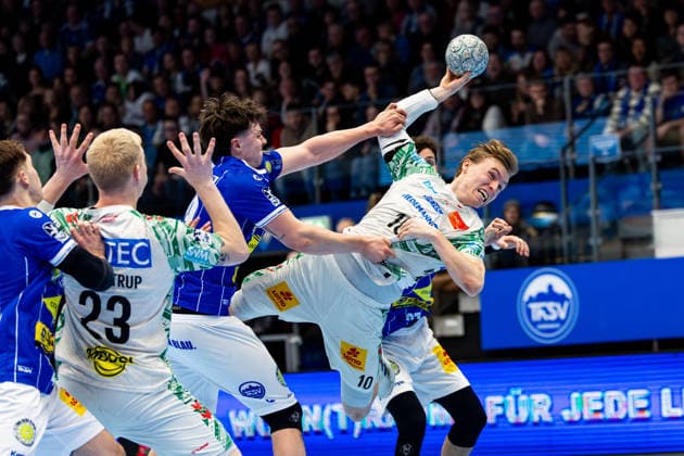 27.12.2025, GER, Handball, Maenner, Saison 25 26, Daikin 1.Bl, 19.Spieltag, ThSV Eisenach - SC Magdeburg Tillman Leu (ThSV Eisenach,99), Gisli Thorheir Kristjansson (SC Magdeburg) 99817 Eisenach Werner-Assmann-Halle Am Sportp Thueringen Deutschland