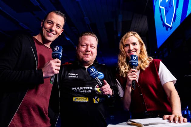 27.12.2025, GER, Handball, Maenner, Saison 25 26, Daikin 1.Bl, 19.Spieltag, ThSV Eisenach - SC Magdeburg Rene Witte (Geschaeftsfuehrer Manager ThSV Eisenach) im Interview mit dem MDR ARD, Gruppenbild gemeinsam mit Dominik Klein und Stephanie Mueller-Spirra 99817 Eisenach Werner-Assmann-Halle Am Sportp Thueringen Deutschland