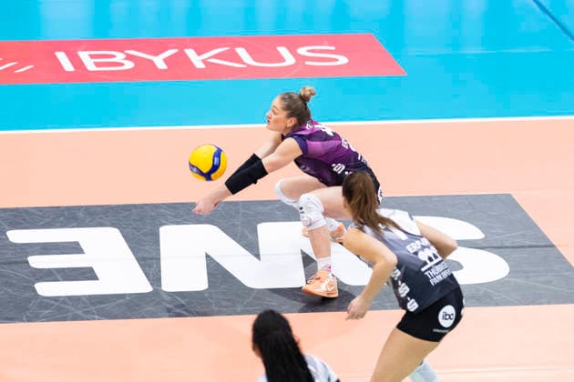 1. Volleyball Bundesliga Frauen: Schwarz-Weiss Erfurt vs. USC Münster; Erfurt; 27.12.2025 Lotte Goertz ( 4; Schwarz-Weiss Erfurt) 1. Volleyball Bundesliga Frauen: Schwarz-Weiss Erfurt vs. USC Münster; Riethsporthalle Erfurt; 27.12.2025 Copyright: xBEAUTIFULxSPORTS Duehringx