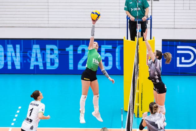 1. Volleyball Bundesliga Frauen: Schwarz-Weiss Erfurt vs. USC Münster; Erfurt; 27.12.2025 Elena Kömmling ( 7; USC Münster) gegen Emilie Respaut ( 5; Schwarz-Weiss Erfurt) 1. Volleyball Bundesliga Frauen: Schwarz-Weiss Erfurt vs. USC Münster; Riethsporthalle Erfurt; 27.12.2025 Copyright: xBEAUTIFULxSPORTS Duehringx