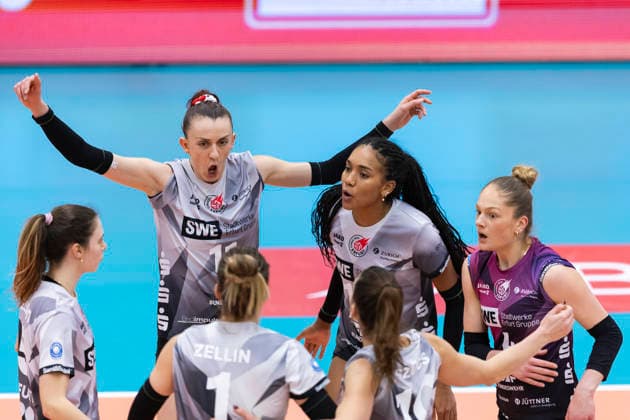 1. Volleyball Bundesliga Frauen: Schwarz-Weiss Erfurt vs. USC Münster; Erfurt; 27.12.2025 von links, Emilie Respaut ( 5; Schwarz-Weiss Erfurt), Isabel Kova?i? ( 11; Schwarz-Weiss Erfurt), Alianza Darley ( 14; Schwarz-Weiss Erfurt) und Lotte Goertz ( 4; Schwarz-Weiss Erfurt) 1. Volleyball Bundesliga Frauen: Schwarz-Weiss Erfurt vs. USC Münster; Riethsporthalle Erfurt; 27.12.2025 Copyright: xBEAUTIFULxSPORTS Duehringx