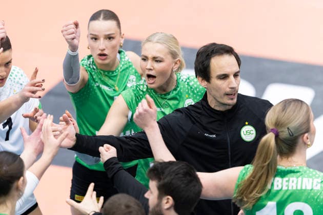 1. Volleyball Bundesliga Frauen: Schwarz-Weiss Erfurt vs. USC Münster; Erfurt; 27.12.2025 Matthias Pack (Trainer; USC Münster) (Bildmitte) und Mannschaft 1. Volleyball Bundesliga Frauen: Schwarz-Weiss Erfurt vs. USC Münster; Riethsporthalle Erfurt; 27.12.2025 Copyright: xBEAUTIFULxSPORTS Duehringx