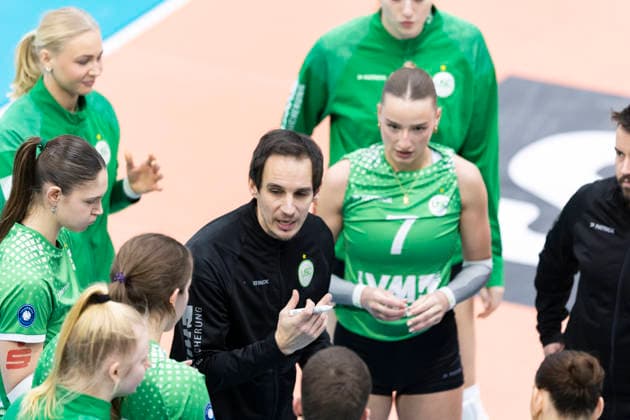 1. Volleyball Bundesliga Frauen: Schwarz-Weiss Erfurt vs. USC Münster; Erfurt; 27.12.2025 Matthias Pack (Trainer; USC Münster) und Mannschaft 1. Volleyball Bundesliga Frauen: Schwarz-Weiss Erfurt vs. USC Münster; Riethsporthalle Erfurt; 27.12.2025 Copyright: xBEAUTIFULxSPORTS Duehringx