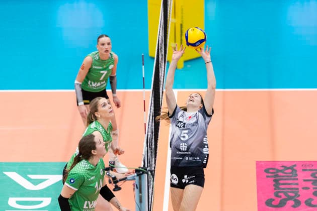 1. Volleyball Bundesliga Frauen: Schwarz-Weiss Erfurt vs. USC Münster; Erfurt; 27.12.2025 Brianna Ford ( 14; USC Münster) (unten), Diane Seybering ( 18; USC Münster) (Bildmitte) und Elena Kömmling ( 7; USC Münster) (hinten) gegen Emilie Respaut ( 5; Schwarz-Weiss Erfurt) 1. Volleyball Bundesliga Frauen: Schwarz-Weiss Erfurt vs. USC Münster; Riethsporthalle Erfurt; 27.12.2025 Copyright: xBEAUTIFULxSPORTS Duehringx