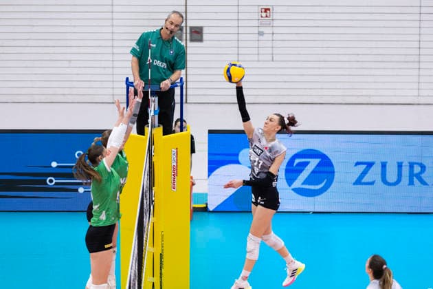 1. Volleyball Bundesliga Frauen: Schwarz-Weiss Erfurt vs. USC Münster; Erfurt; 27.12.2025 Isabel Kova?i? ( 11; Schwarz-Weiss Erfurt) gegen Esther Spöler ( 3; USC Münster) (vorne) und Elena Kömmling ( 7; USC Münster) (dahinter) 1. Volleyball Bundesliga Frauen: Schwarz-Weiss Erfurt vs. USC Münster; Riethsporthalle Erfurt; 27.12.2025 Copyright: xBEAUTIFULxSPORTS Duehringx