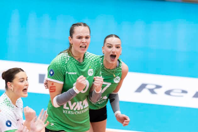 1. Volleyball Bundesliga Frauen: Schwarz-Weiss Erfurt vs. USC Münster; Erfurt; 27.12.2025 Amelie Strothoff ( 10; USC Münster) (links) und Elena Kömmling ( 7; USC Münster) 1. Volleyball Bundesliga Frauen: Schwarz-Weiss Erfurt vs. USC Münster; Riethsporthalle Erfurt; 27.12.2025 Copyright: xBEAUTIFULxSPORTS Duehringx