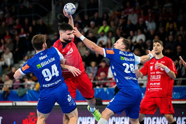 Bietigheim: HBL - 25 26 - SG BBM Bietigheim - HBW Balingen v.li. Georg Poehle (Balingen), Juan de la Pena (Bietigheim), Tobias Heinzelmann (HBW Balingen) Bietigheim-Bissingen Egetrans Arena Baden-Württemberg Deutschland