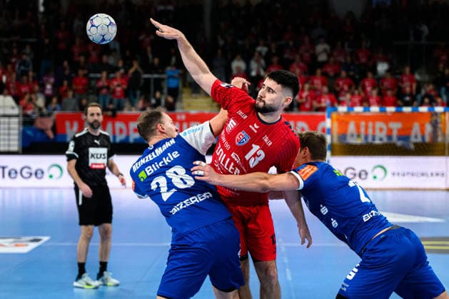 Bietigheim: HBL - 25 26 - SG BBM Bietigheim - HBW Balingen v. li. im Zweikampf Tobias Heinzelmann (HBW Balingen) und Dominik Claus (Bietigheim), Till Wente (Balingen) Bietigheim-Bissingen Egetrans Arena Baden-Württemberg Deutschland