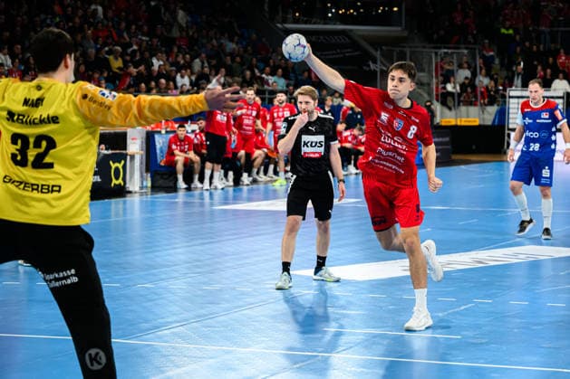 Bietigheim: HBL - 25 26 - SG BBM Bietigheim - HBW Balingen v.li. Torhueter Benedek Nagy (HBW Balingen), Alen Hadzimuhamedovic (Bietigheim) Bietigheim-Bissingen Egetrans Arena Baden-Württemberg Deutschland
