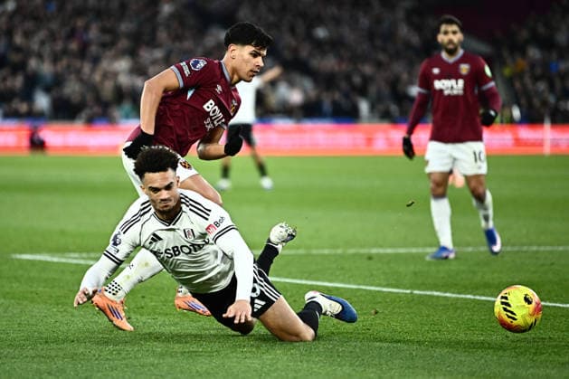 West Ham United v Fulham, Premier League West Ham United midfielder Mateus Fernandes (18) and Fulham defender Antonee Robinson (33) during the Premier League match between West Ham United and Fulham at the London Stadium, London, UK on 27 December 2025. London London Stadium UK Editorial use only DataCo restrictions apply See www.football-dataco.com , Copyright: xPaulxBockingx PSI-23477-0121
