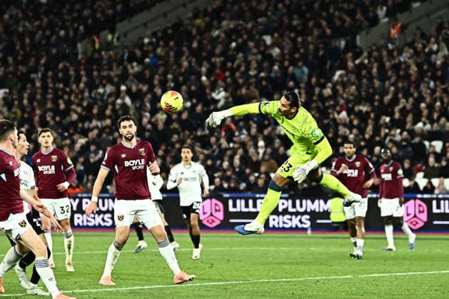West Ham United v Fulham, Premier League West Ham United goalkeeper Alphonse Areola (23) during the Premier League match between West Ham United and Fulham at the London Stadium, London, UK on 27 December 2025. London London Stadium UK Editorial use only DataCo restrictions apply See www.football-dataco.com , Copyright: xPaulxBockingx PSI-23477-0136