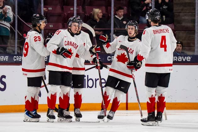December 27, 2025, Minneapolis, Mn, Canada: Canada s Cole Reschny (21) celebrates his goal with teammates during second period IIHF World Junior Championship hockey action against Latvia, in Minneapolis, Saturday, Dec. 27, 2025. Canada News - December 27, 2025  - ZUMAc35_ 20251227_zaf_c35_089 Copyright: xChristopherxKatsarovx