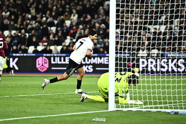 West Ham United v Fulham, Premier League Fulham forward Raul JimÃ nez (7) scores a goal during the Premier League match between West Ham United and Fulham at the London Stadium, London, UK on 27 December 2025. London London Stadium UK Editorial use only DataCo restrictions apply See www.football-dataco.com , Copyright: xPaulxBockingx PSI-23477-0162
