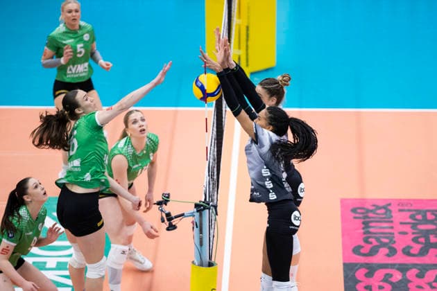 1. Volleyball Bundesliga Frauen: Schwarz-Weiss Erfurt vs. USC Münster; Erfurt; 27.12.2025 Lena Schultze ( 16; USC Münster) gegen Alianza Darley ( 14; Schwarz-Weiss Erfurt) (vorne) und Alina Zellin ( 1; Schwarz-Weiss Erfurt) (dahinter) 1. Volleyball Bundesliga Frauen: Schwarz-Weiss Erfurt vs. USC Münster; Riethsporthalle Erfurt; 27.12.2025 Copyright: xBEAUTIFULxSPORTS Duehringx