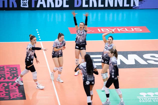 1. Volleyball Bundesliga Frauen: Schwarz-Weiss Erfurt vs. USC Münster; Erfurt; 27.12.2025 Jubel, Schwarz-Weiss Erfurt 1. Volleyball Bundesliga Frauen: Schwarz-Weiss Erfurt vs. USC Münster; Riethsporthalle Erfurt; 27.12.2025 Copyright: xBEAUTIFULxSPORTS Duehringx