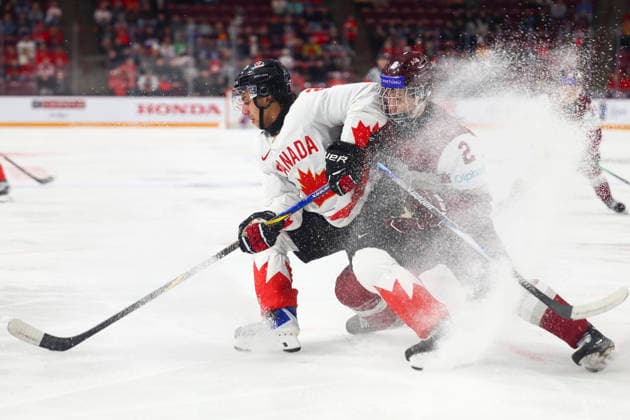 December 27, 2025, Minneapolis, Minnesota, USA: Canada forward MICHAEL HAGE (29) collects the puck and sprays Latvia defender KRISJANIS SARTS (2) with ice. Canada and Latvia faced off in the opening round of the IIHF World Junior Championship. Canada was victorious, winning 2-1 in overtime. Minneapolis USA - ZUMAt166 20251227_zsp_t166_004 Copyright: xMichaelxTurnerx