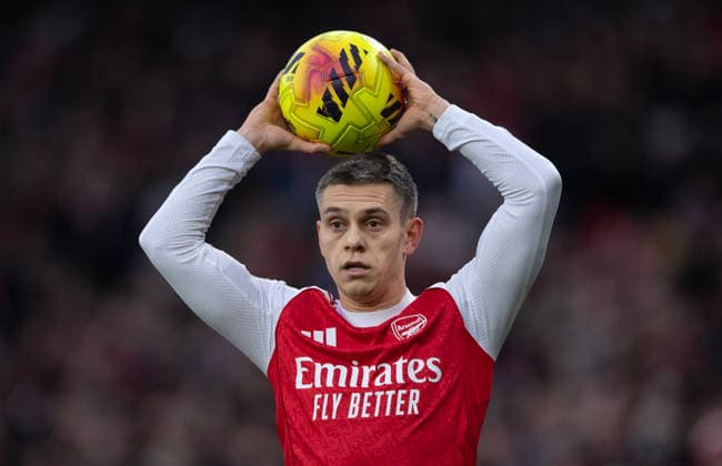 Arsenal v Brighton & Hove Albion - Premier League LONDON, ENGLAND - DECEMBER 27: Leandro Trossard of Arsenal of Arsenal prepares to take a throw in during the Premier League match between Arsenal and Brighton & Hove Albion at Emirates Stadium on December 27, 2025 in London, England. London Emirates Stadium England United Kingdom Copyright: xVisionhausx 776340527