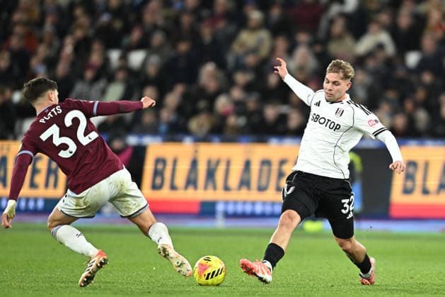 West Ham United v Fulham, Premier League Fulham midfielder Emile Smith Rowe (32) and West Ham United midfielder Freddie Potts (32) during the Premier League match between West Ham United and Fulham at the London Stadium, London, UK on 27 December 2025. London London Stadium UK Editorial use only DataCo restrictions apply See www.football-dataco.com , Copyright: xPaulxBockingx PSI-23477-0234
