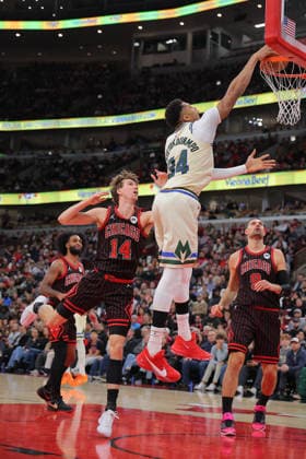 CHICAGO, IL - DECEMBER 27: Giannis Antetokounmpo 34 of the Milwaukee Bucks slam dunks during the first half against the Chicago Bulls on December 27, 2025 at the United Center in Chicago, Illinois. (Photo by Melissa Tamez Icon Sportswire) NBA, Basketball Herren, USA DEC 27 Milwaukee Bucks at Chicago Bulls EDITORIAL USE ONLY Icon251227012