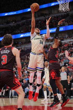 CHICAGO, IL - DECEMBER 27: Giannis Antetokounmpo 34 of the Milwaukee Bucks shoots the ball over Isaac Okoro 35 of the Chicago Bulls during the first half on December 27, 2025 at the United Center in Chicago, Illinois. (Photo by Melissa Tamez Icon Sportswire) NBA, Basketball Herren, USA DEC 27 Milwaukee Bucks at Chicago Bulls EDITORIAL USE ONLY Icon251227001