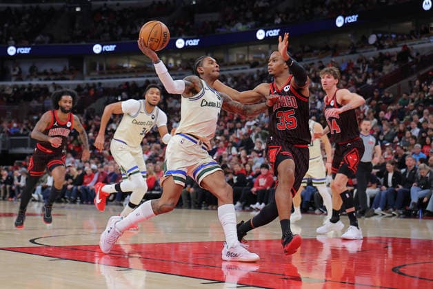CHICAGO, IL - DECEMBER 27: Pete Nance 35 of the Milwaukee Bucks guards Dalen Terry 7 of the Chicago Bulls during the first half on December 27, 2025 at the United Center in Chicago, Illinois. (Photo by Melissa Tamez Icon Sportswire) NBA, Basketball Herren, USA DEC 27 Milwaukee Bucks at Chicago Bulls EDITORIAL USE ONLY Icon251227004