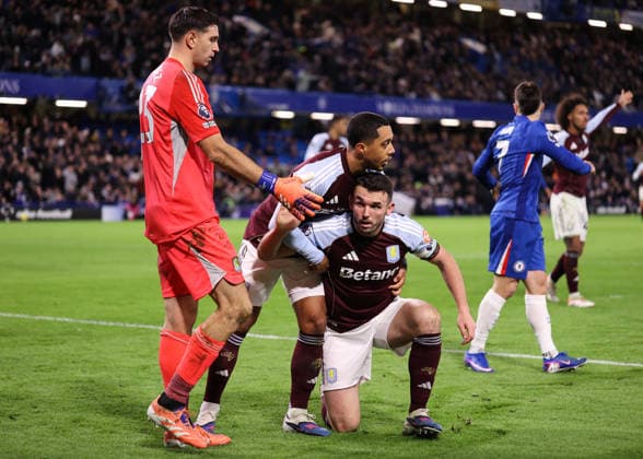Chelsea v Aston Villa 27 December 2025, London - Premier League Football - Chelsea v Aston Villa - L-R Aston Villa goalkeeper Emiliano Martinez, Youri Tielemans of Aston Villa and John McGinn of Aston Villa- Photo: Jacques Feeney Offside. London UK Copyright: xJacquesxFeeneyx xOffsidexOffside