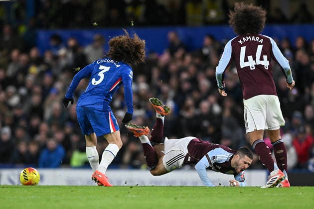 (251228) -- LONDON, Dec. 28, 2025 -- Marc Cucurella (L) of Chelsea clashes with Emi Buendia (C) of Aston Villa during the English Premier League match between Chelsea and Aston Villa in London, Britain, Dec. 27, 2025. (SP)BRITAIN-LONDON-FOOTBALL-FA PREMIER LEAGUE-CHELSEA VS ASTON VILLA LixYing 