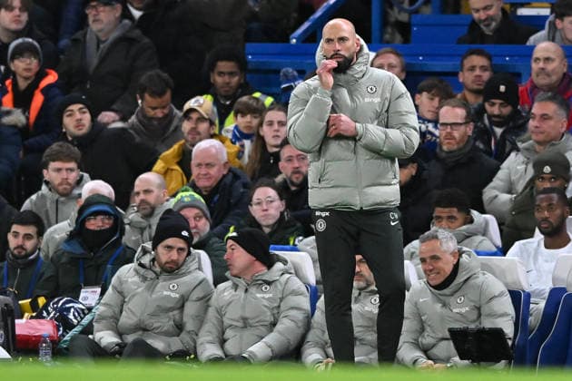 (251228) -- LONDON, Dec. 28, 2025 -- Chelsea s assistant coach Willy Caballero instructs during the English Premier League match between Chelsea and Aston Villa in London, Britain, Dec. 27, 2025. (SP)BRITAIN-LONDON-FOOTBALL-FA PREMIER LEAGUE-CHELSEA VS ASTON VILLA LixYing 