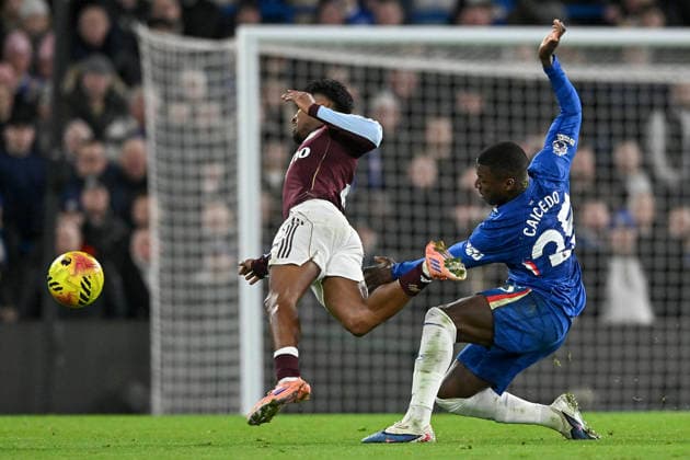 (251228) -- LONDON, Dec. 28, 2025 -- Moises Caicedo (R) of Chelsea and Ian Maatsen of Aston Villa battle for the ball during the English Premier League match between Chelsea and Aston Villa in London, Britain, Dec. 27, 2025. (SP)BRITAIN-LONDON-FOOTBALL-FA PREMIER LEAGUE-CHELSEA VS ASTON VILLA LixYing 