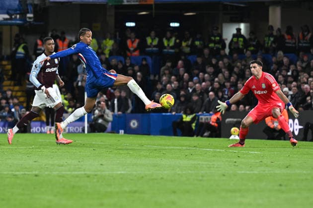 (251228) -- LONDON, Dec. 28, 2025 -- Joao Pedro (C) of Chelsea shoots at goal during the English Premier League match between Chelsea and Aston Villa in London, Britain, Dec. 27, 2025. (SP)BRITAIN-LONDON-FOOTBALL-FA PREMIER LEAGUE-CHELSEA VS ASTON VILLA LixYing 