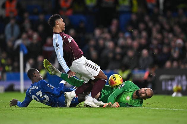 (251228) -- LONDON, Dec. 28, 2025 -- Ollie Watkins (C) of Aston Villa shoots at goal against Chelsea s goalkeeper Robert Sanchez (R) during the English Premier League match between Chelsea and Aston Villa in London, Britain, Dec. 27, 2025. (SP)BRITAIN-LONDON-FOOTBALL-FA PREMIER LEAGUE-CHELSEA VS ASTON VILLA LixYing 