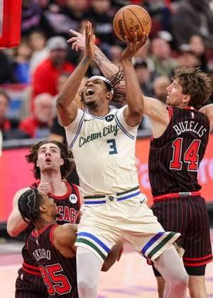 (251228) -- CHICAGO, Dec. 28, 2025 -- Myles Turner (2nd R) of Milwaukee Bucks drives to the basket during NBA, Basketball Herren, USA regular season basketball game between Milwaukee Bucks and Chicago Bulls at United Center in Chicago, the United States, on Dec. 27, 2025. (Photo by Xinhua) (SP)U.S.-CHICAGO-BASKETBALL-NBA-BUCKS VS BULLS JoelxLerner 